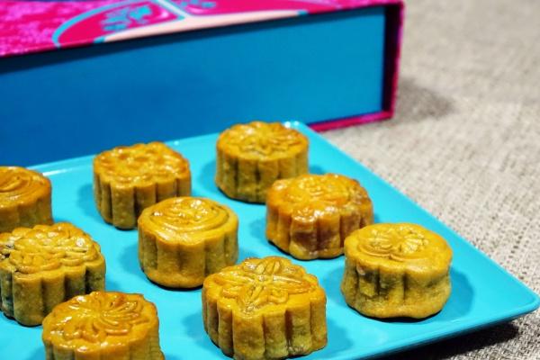 2023年喜欢亲老婆的生肖男 把老婆当宝