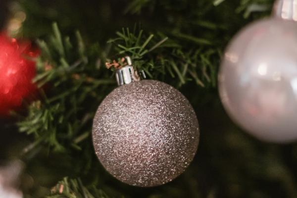 天生命带桃花的生肖 异性缘最旺的三大属相