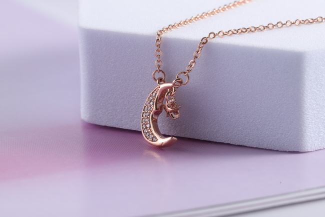 蛇女在2023年感情贵人,什么人旺属蛇女桃花运