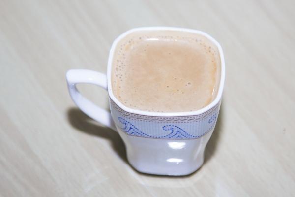 82年属狗开什么颜色车最吉利，82年狗适合开什么颜色车