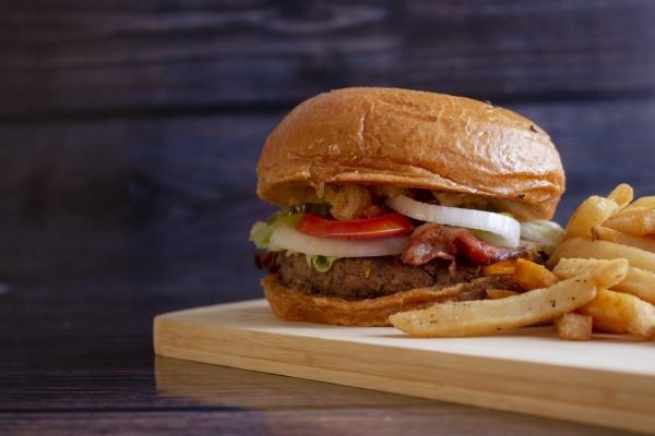 2024年正缘桃花旺的四大生肖 幸运秘诀是什么