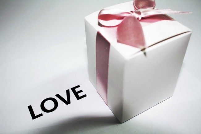 "缘定终身!揭秘命中注定桃花运缠身的生肖,他们是爱情宠儿!"