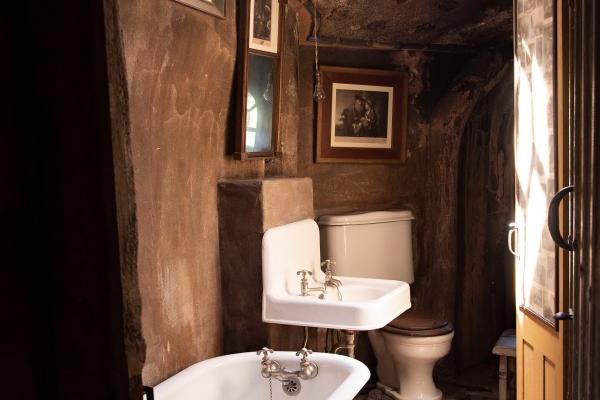 "爱情奉献者!四大生肖中最慷慨付出的情感斗士揭秘!"