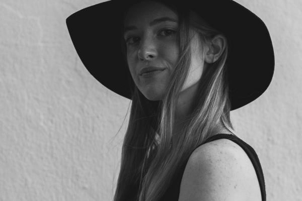 77年属蛇女人的婚姻感情 1977年蛇女一生婚姻结局