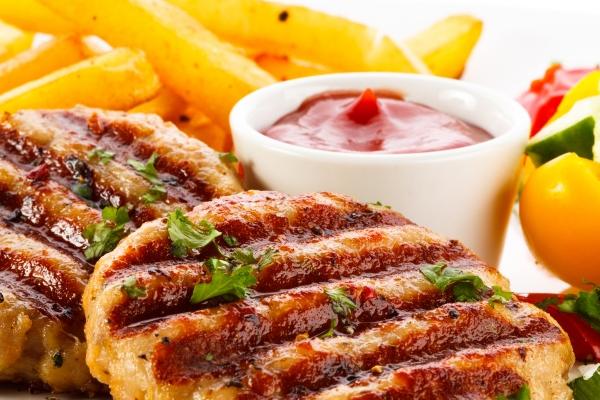 属马相冲最忌三个生肖